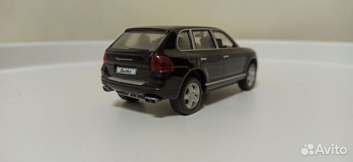 Модель автомобиля в масштабе 1:43