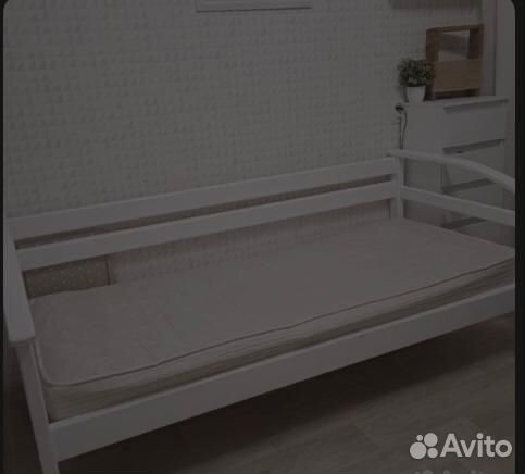 Белая кровать - тахта из массива