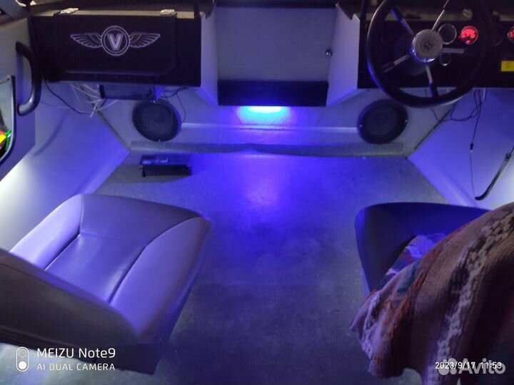 Лодка с мотором и прицепом