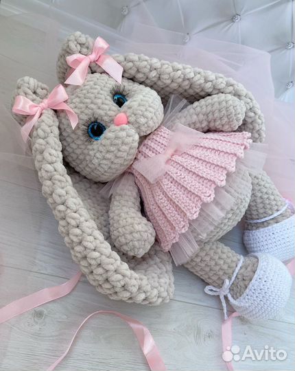 Заяц зайка ручной работы вязаная в платье