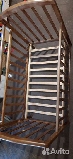 Детская кроватка с маятником