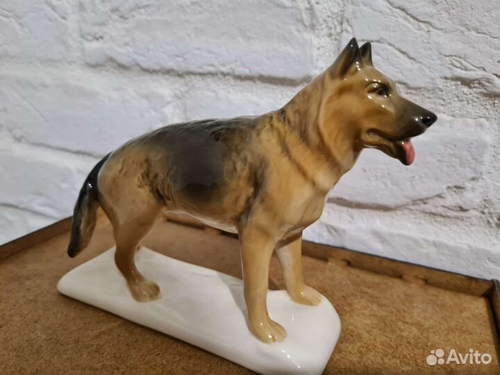 Коллекционная фарфоровая статуэтка 