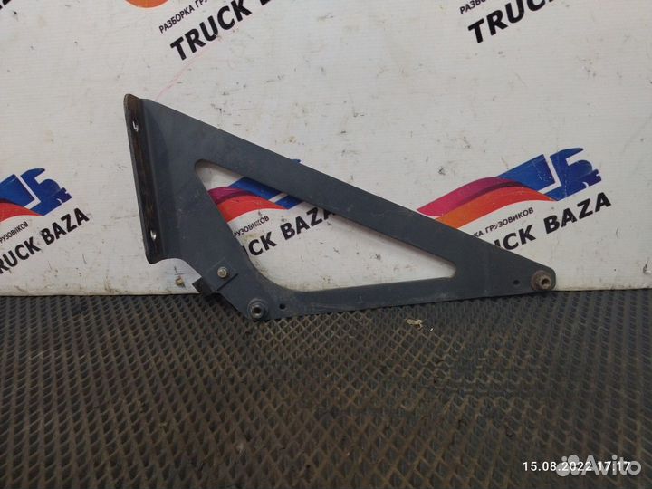 Кронштейн левой ступеньки кабины