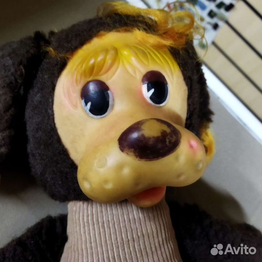 Плюшевая собака с резиновым лицом