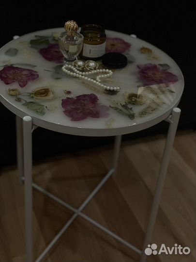 Столик из эпоксидноц смолы с живыми цветами