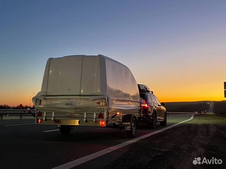Надежный прицеп для двух снегоходов с крышкой