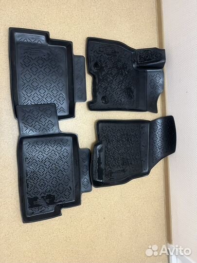Автомобильные коврики резиновые