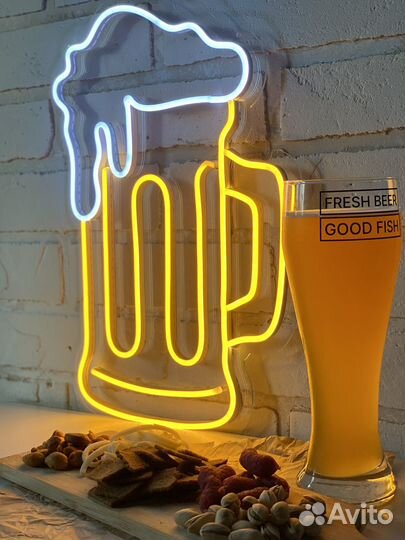 Неоновая желтая вывеска пиво. Вывеска