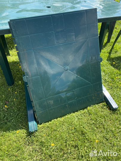 Пластиковый стол и стулья комплект