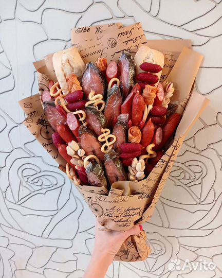 Букет из копченой горбуши и колбас