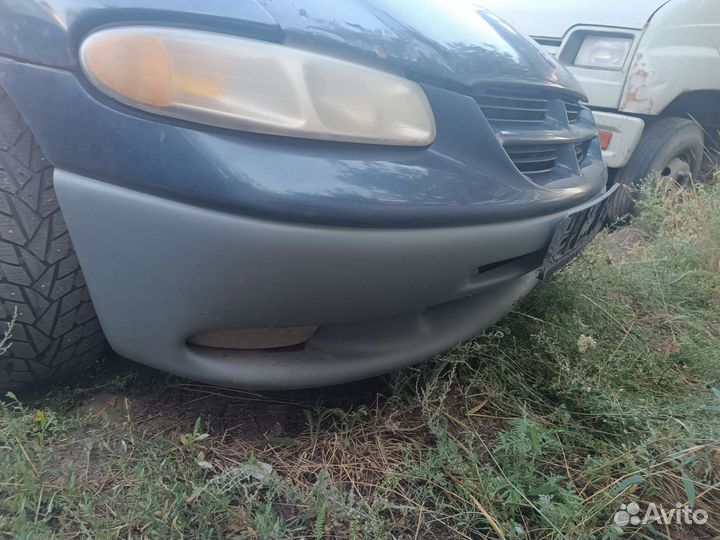 Передний бампер dodge caravan