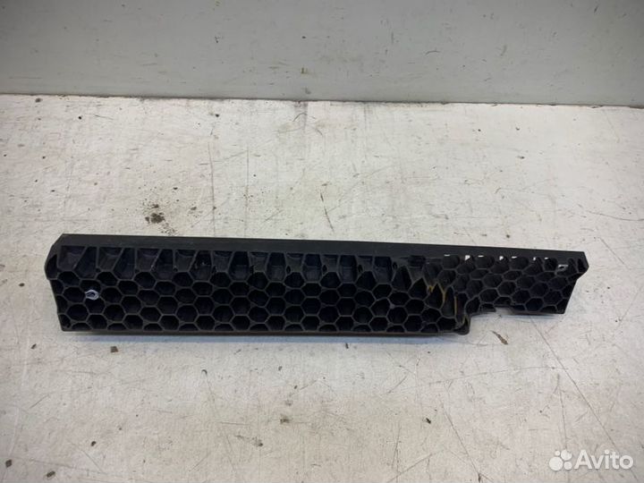 Кронштейн двери передний левый Mercedes-Benz