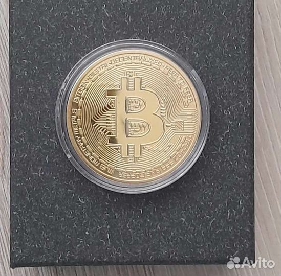 Сувенирная монета биткоин в капсульной упаковке