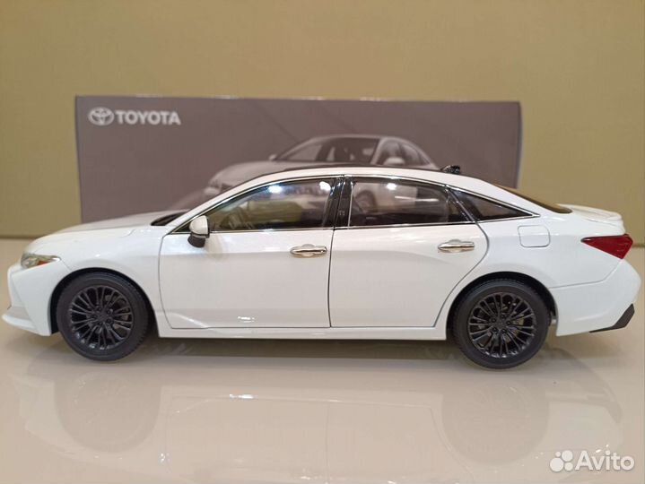 Toyota Avalon V (2018-2023) Белый 1:18
