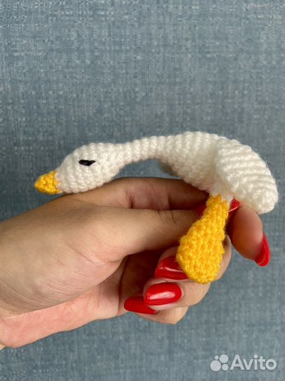 Гусь обнимусь вязаный