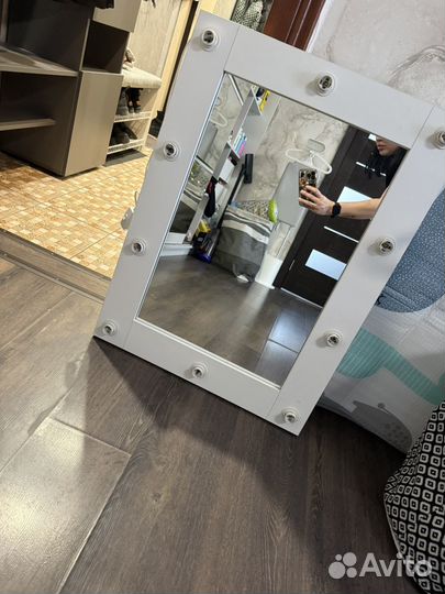 Гримерное зеркало с лампочками настенное