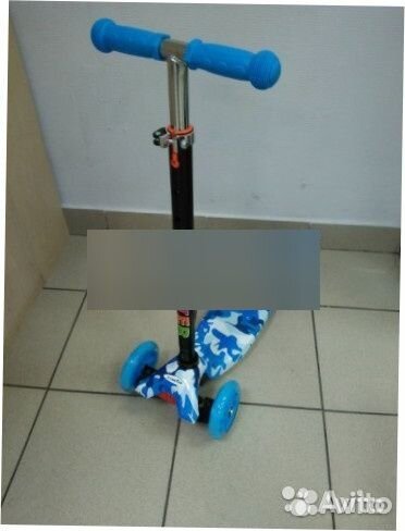 Самокат Maxi с LED колесами с принтом синий