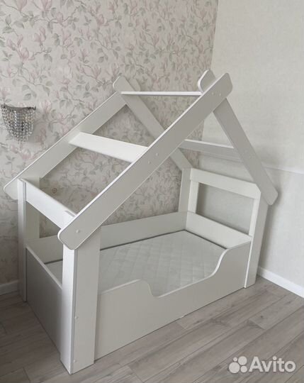 Детская кроватка и стеллаж