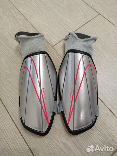 Футбольные детские щитки Nike Charge