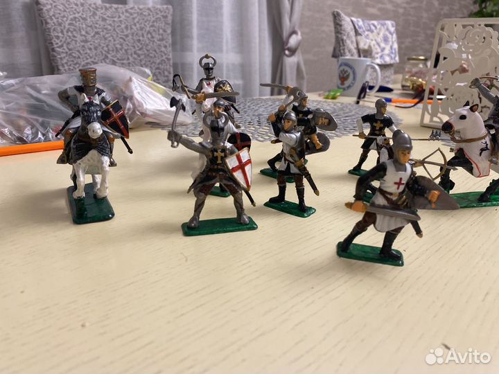 Набор пластмассовых солдатиков крестоносцев