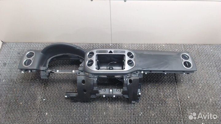 Панель передняя салона Volkswagen Tiguan, 2010