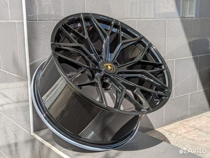 Кованые диски R22 GT Forged на Lamborghini Urus