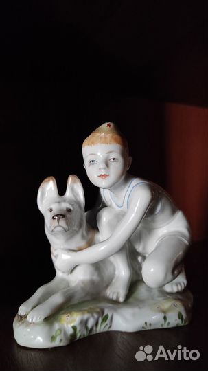 Статуэтка фарф.Юный пограничник. Мальчик с собакой