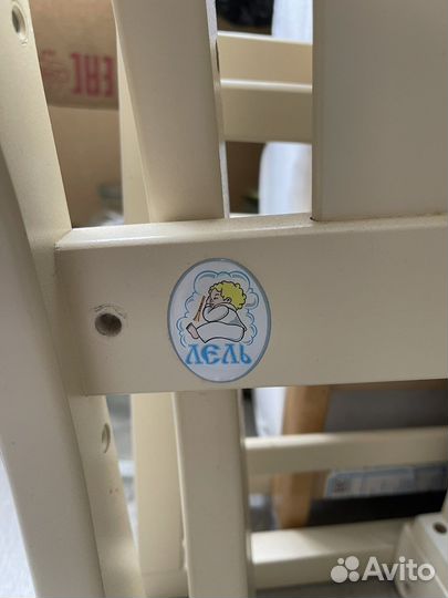 Детская кроватка с маятником и ящиком