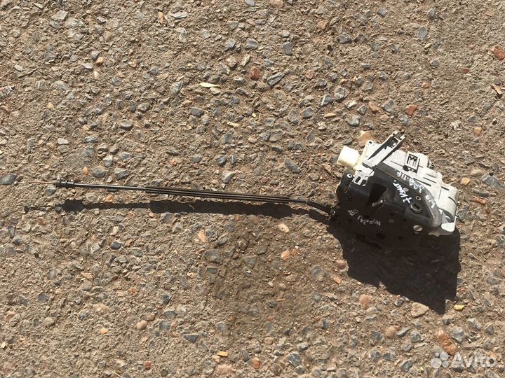 Замок задней двери правый Фольксваген пассат B7