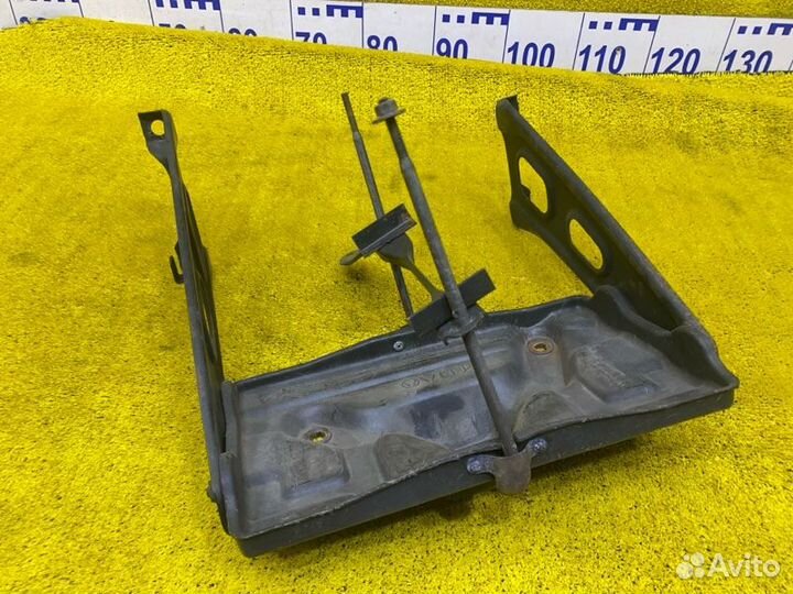 Крепление аккумулятора переднее Toyota Land