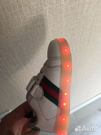 Кроссовки светящиеся