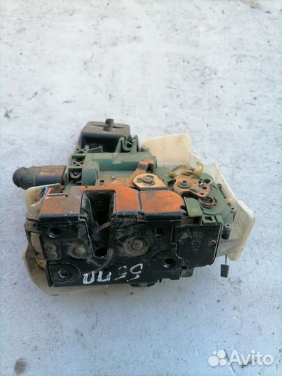 Замок двери передний правый Фольцваген пассат б5+