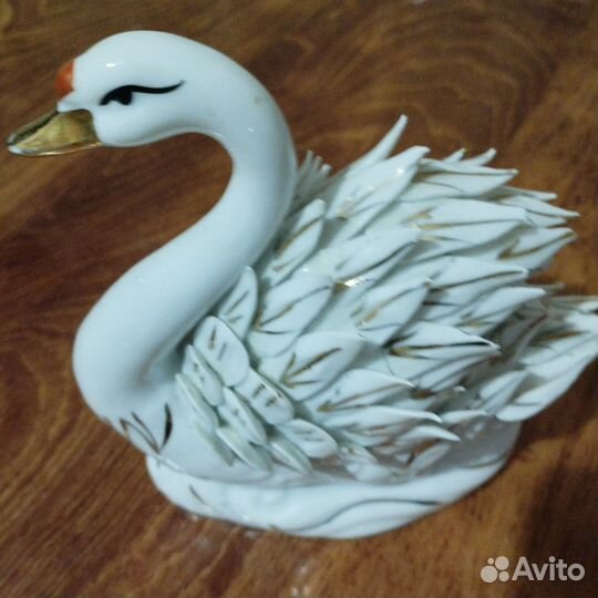 Статуэтка лебедь