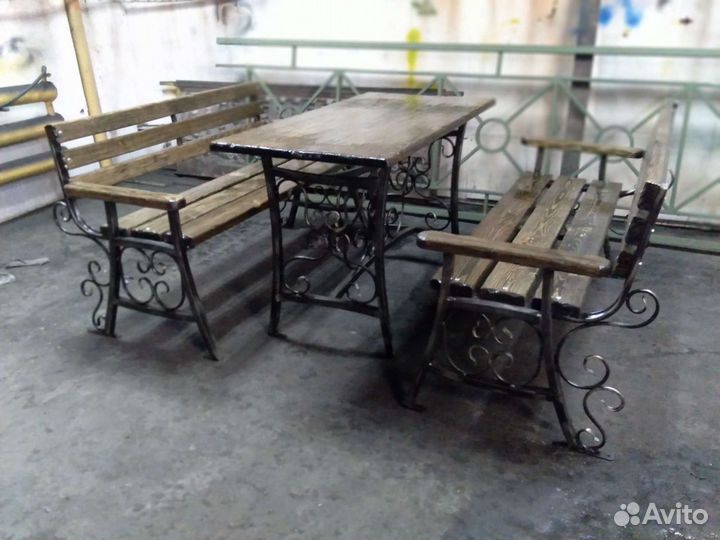 Стол и лавочки