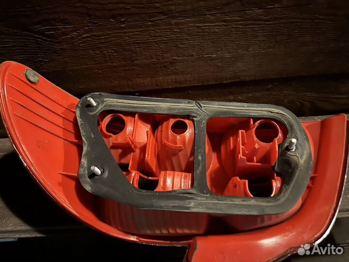 Фонарь задний левый Toyota Avensis 2002г