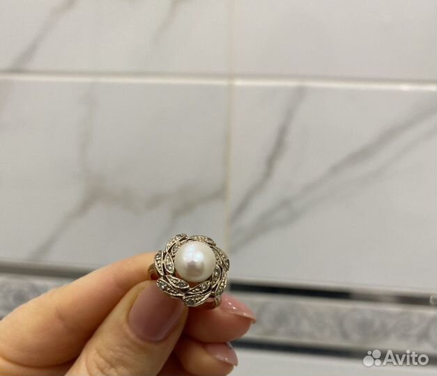 Зотолотое кольцо с жемчугом