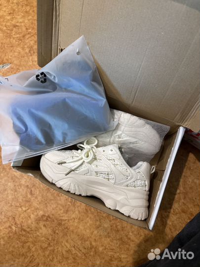 Кроссовки женские