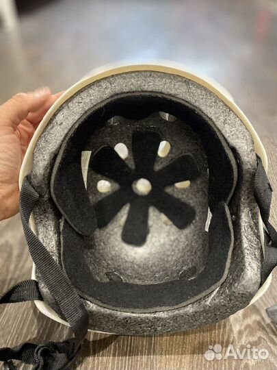 Горнолыжный шлем и коньки