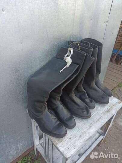 Старинные хромовые и кирзовые сапоги