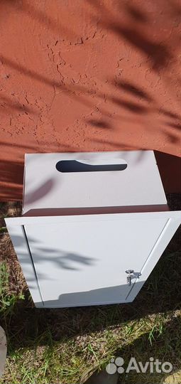 Металлический шкаф с электросчетчиком