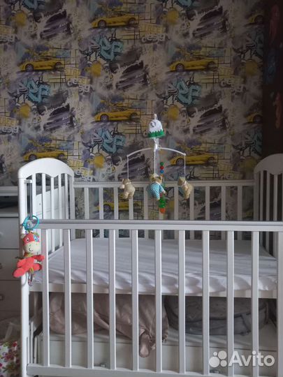 Детская кроватка с маетником и тумбочкой