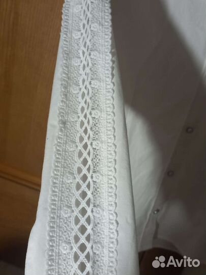 Белая школьная рубашка