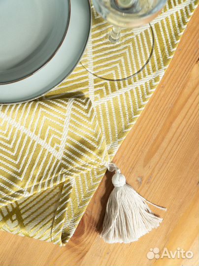 Дорожка на стол с кисточками