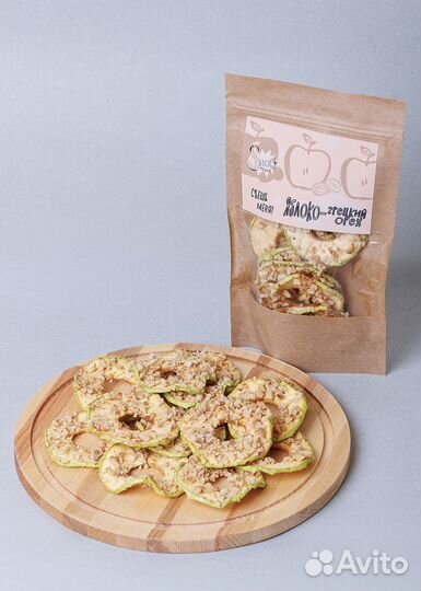 Яблоко с грецким орехом и мёдом