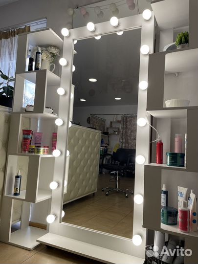 Гримерное зеркало с лампочками