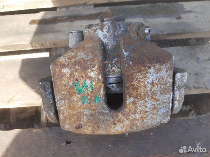 Суппорт тормозной передний левый Skoda Yeti