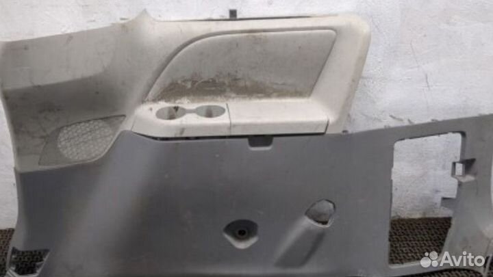 Пластик багажника Toyota Sienna 3