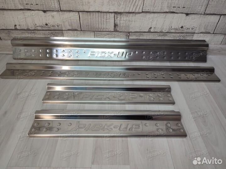 Накладки на пороги Nissan Pick Up Sky Star 99-2006