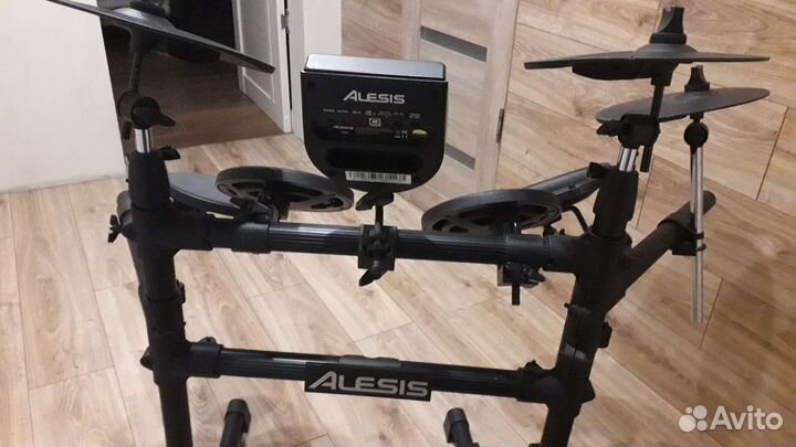 Барабанная установка Alesis