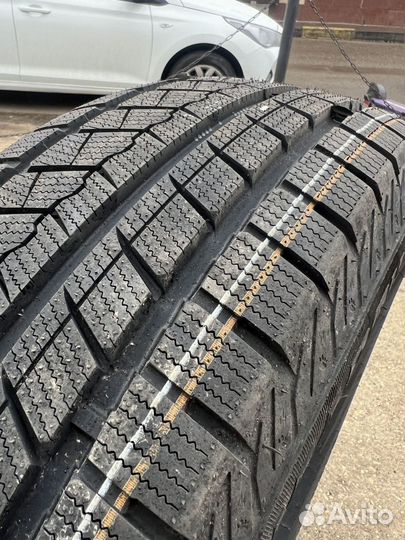 Roadmarch Snowrover 868 235/45 R18 130T